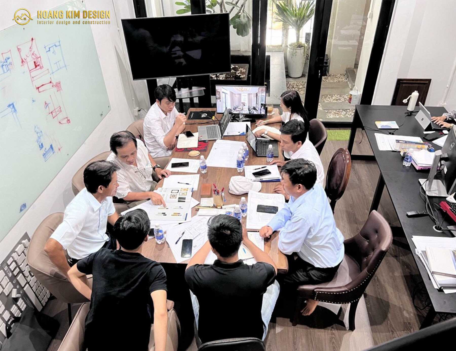 Cuộc họp trao đổi, thống nhất tiến độ thi công giữa Hoàng Kim Design và chủ đầu tư trước khi khởi công