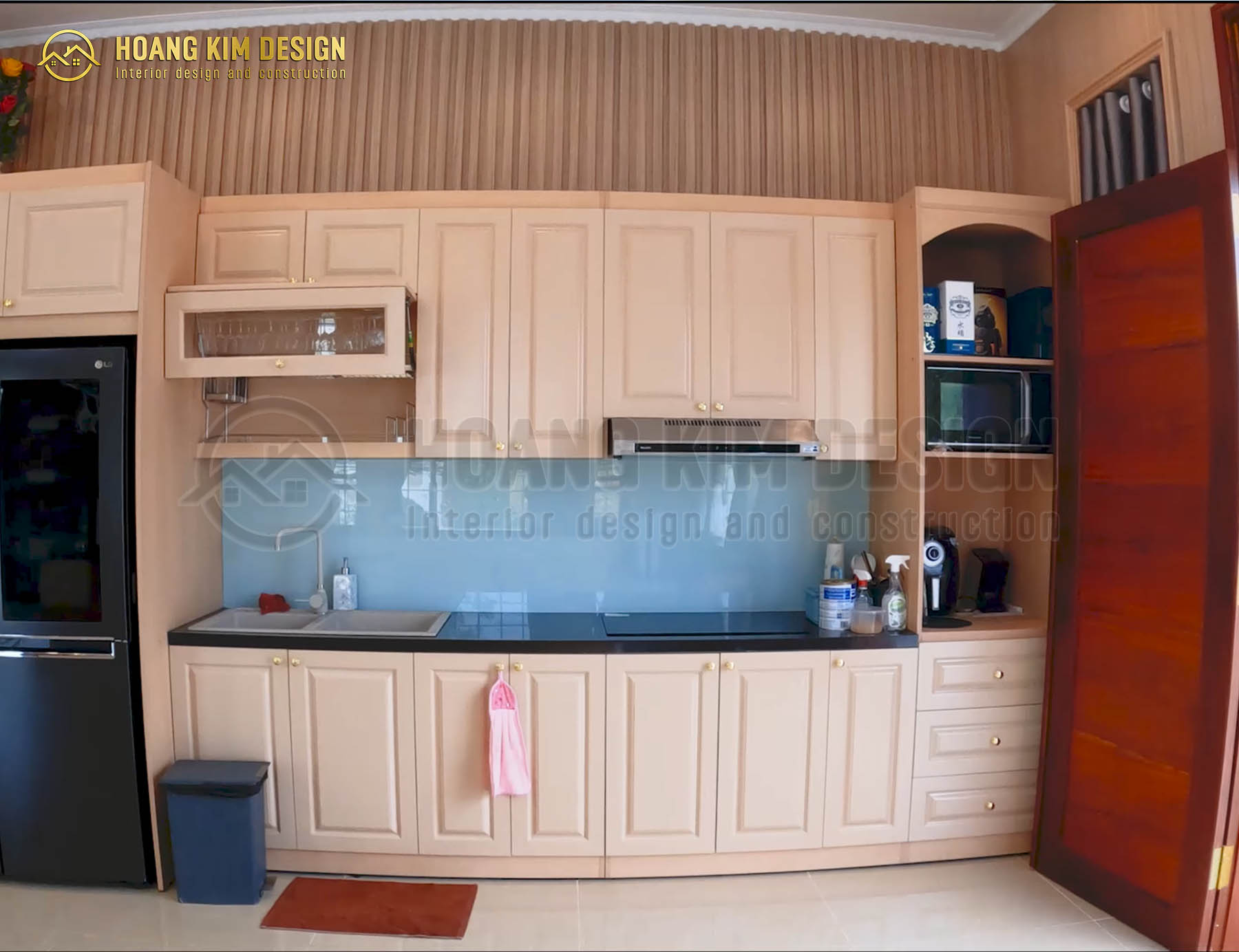 Tủ bếp bao gồm thùng và cánh đều làm từ gỗ nguyên khối.