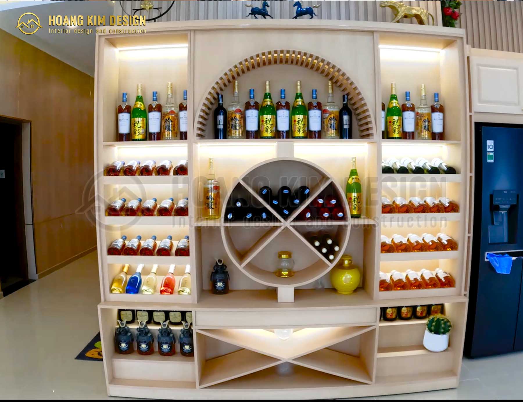 Tủ rượu làm từ gỗ nguyên khối được chúng tôi thiết kế tinh tế, sang trọng, nổi bật với hệ thống đèn led tạo nên một điểm nhấn độc đáo.