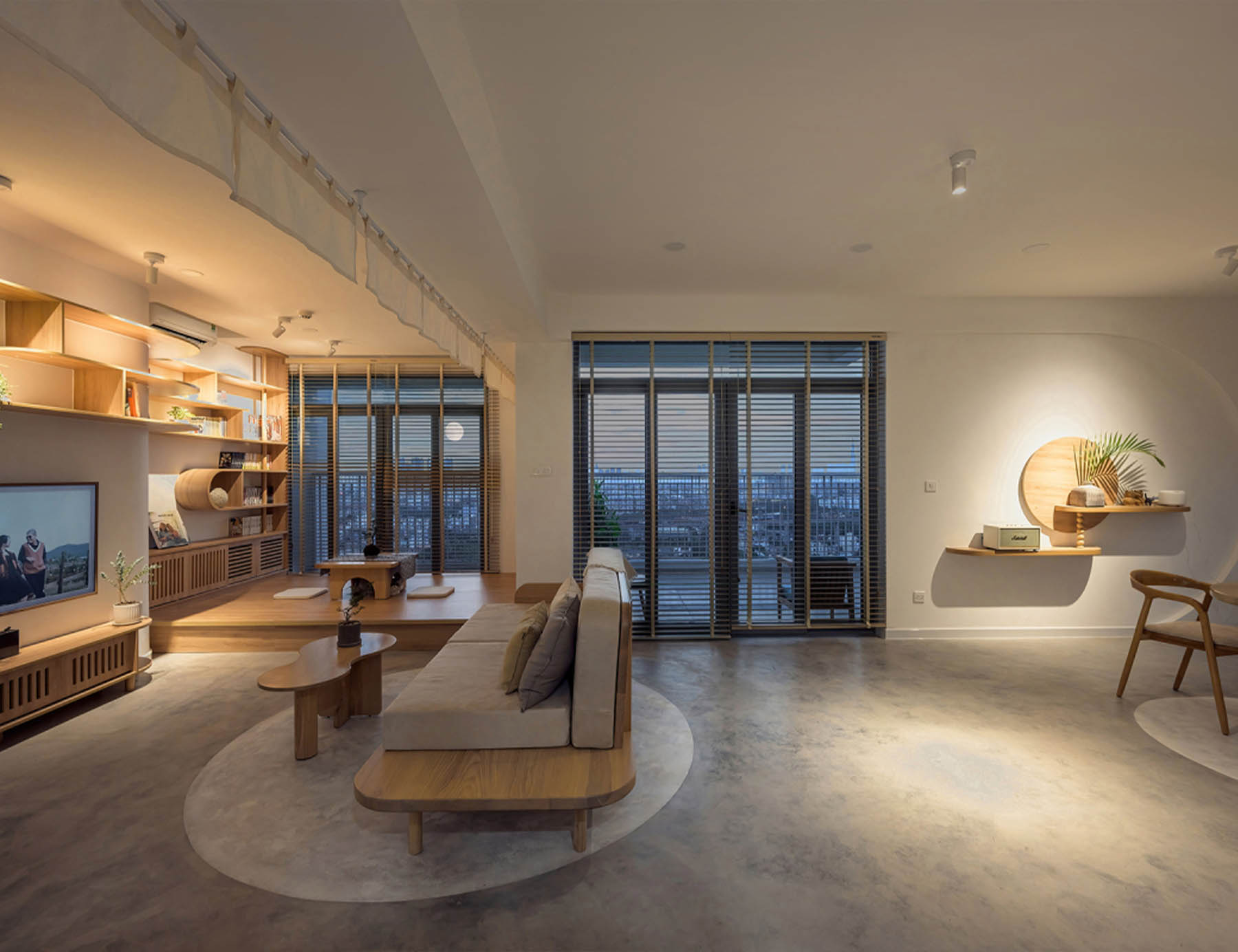 Không gian phòng khách được bày trí gọn gàng với những đồ nội thất được chọn lựa một cách tinh tế và tỉ mỉ
