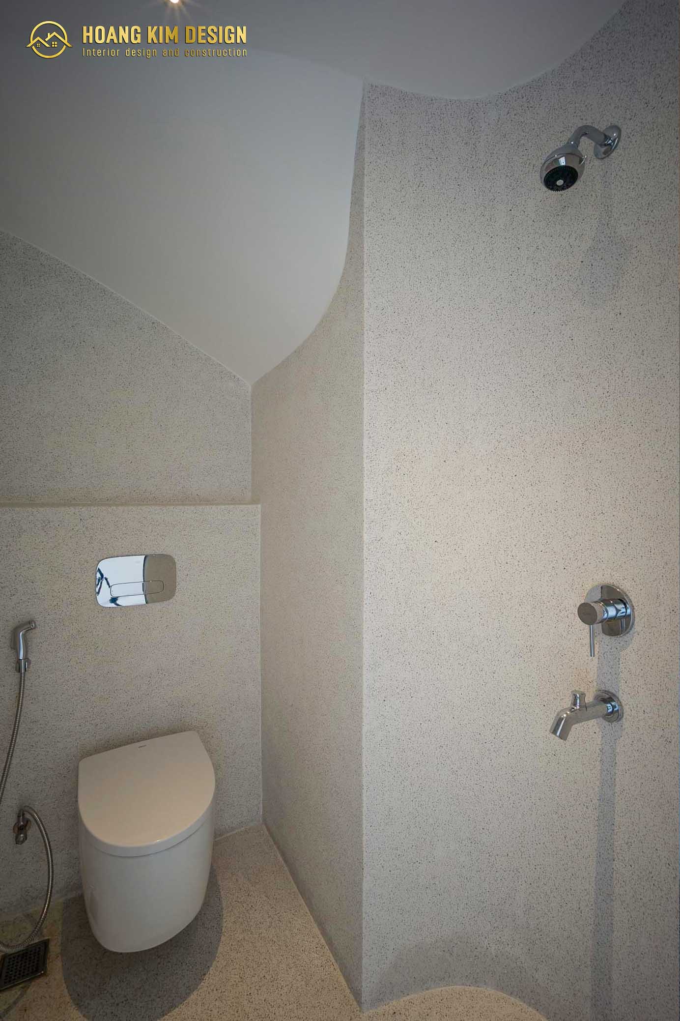 nhà tắm được kết hợp với nhà vệ sinh giúp tiết kiệm tối đa diện tích