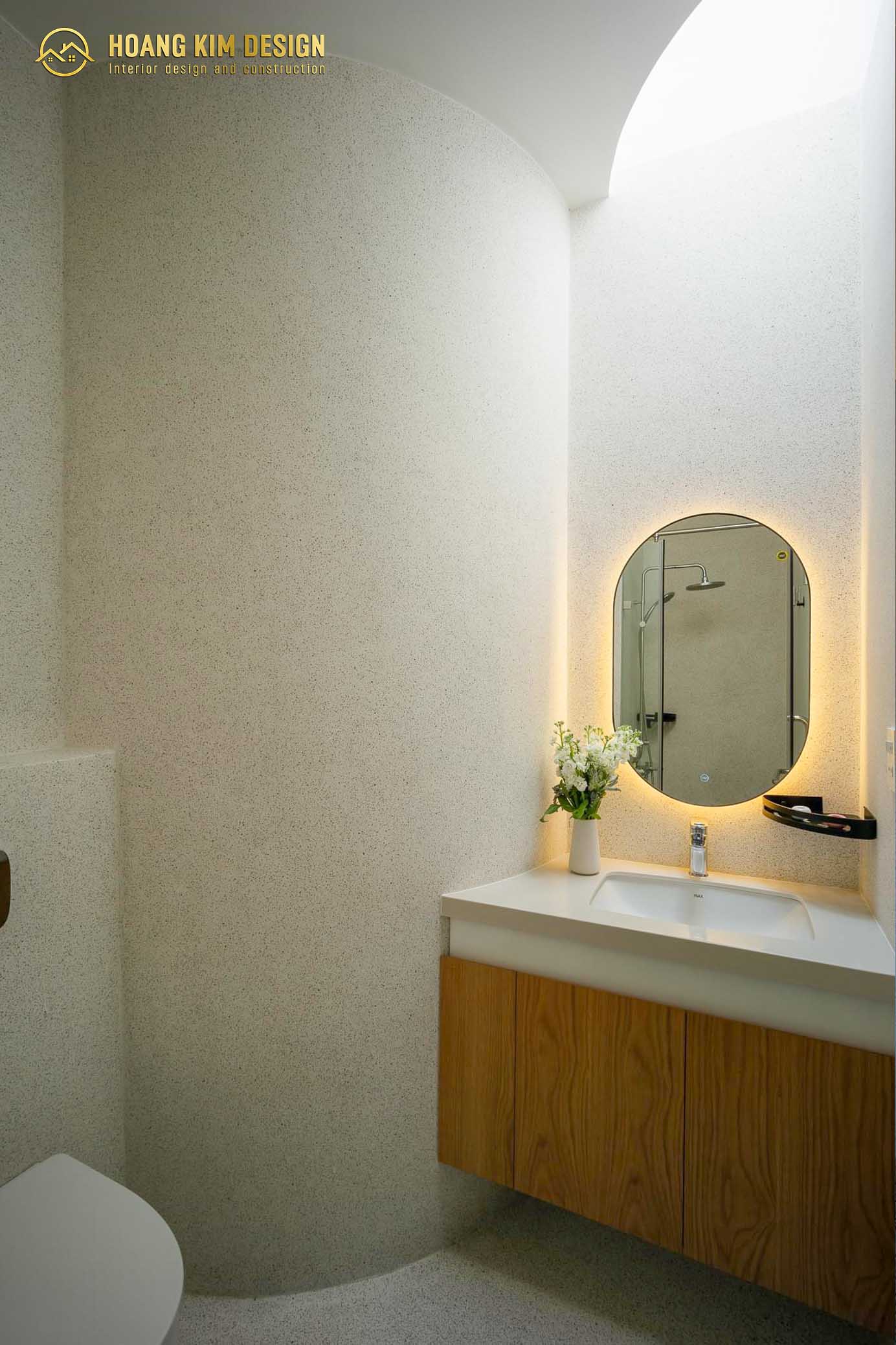 Nhà vệ sinh được thiết kế tinh tế với tông màu trắng hiện đại, sang trọng.