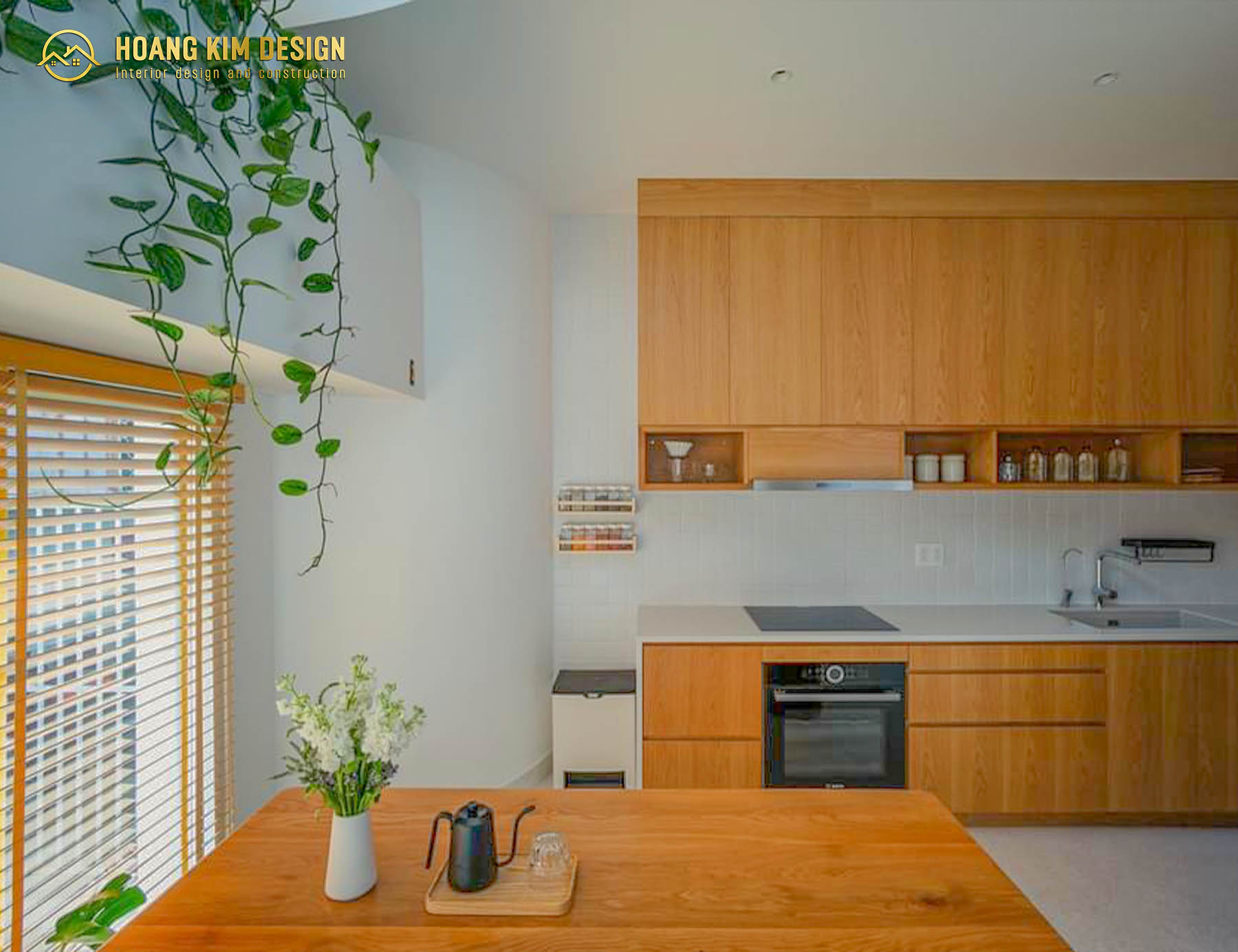 Tủ bếp được thiết kế treo, cao kịch trần giúp tối ưu diện tích cho không gian