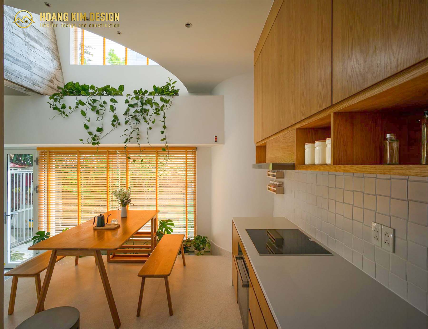 Dọc phần tường cạnh bàn ăn được bố trí nhiều cây xanh nhằm cân bằng độ ẩm và khử mùi cho căn bếp.