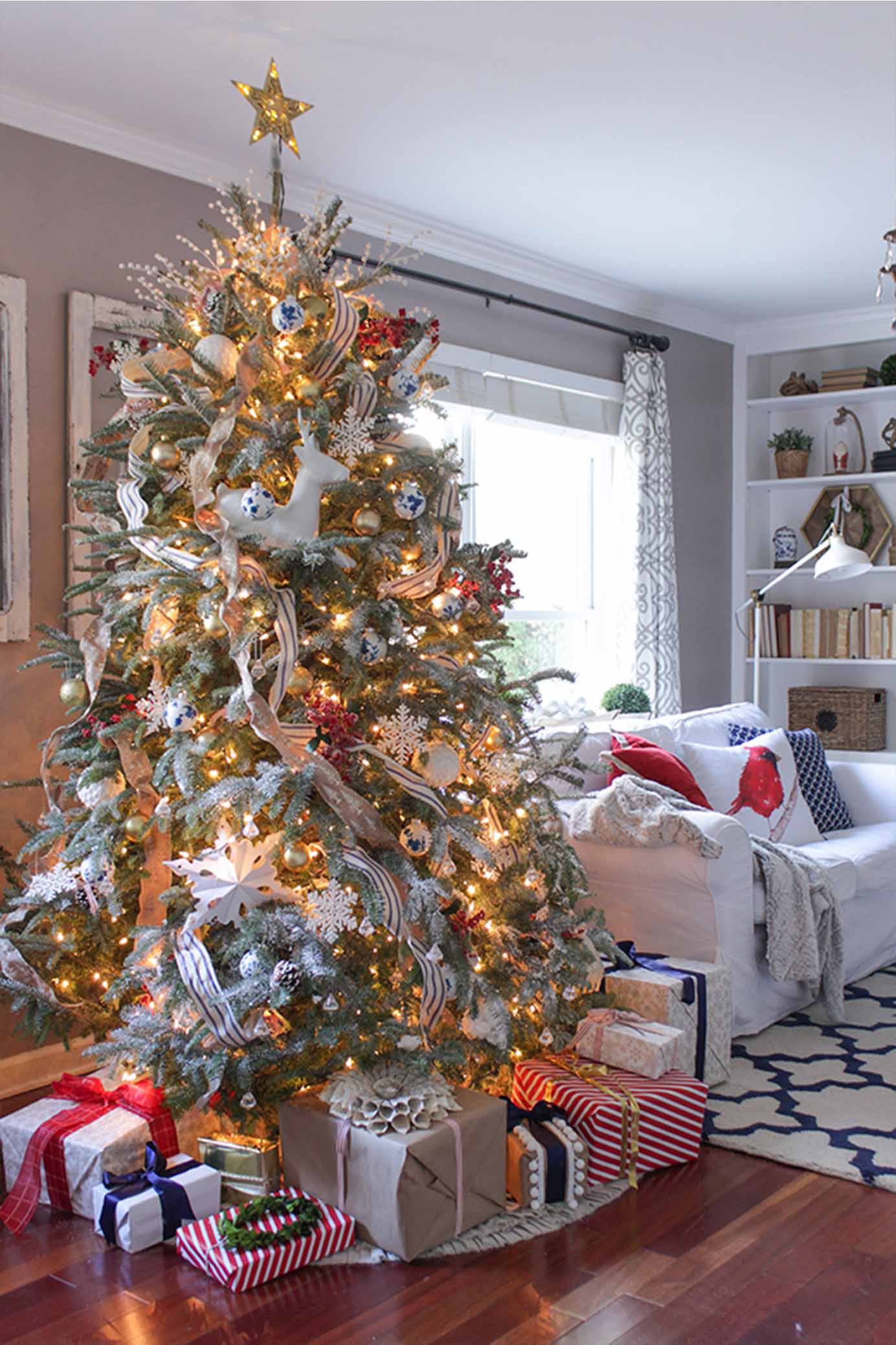 Cây thông noel là một sự lựa chọn hoàn hảo cho việc trang trí phòng khách vào dịp giáng sinh