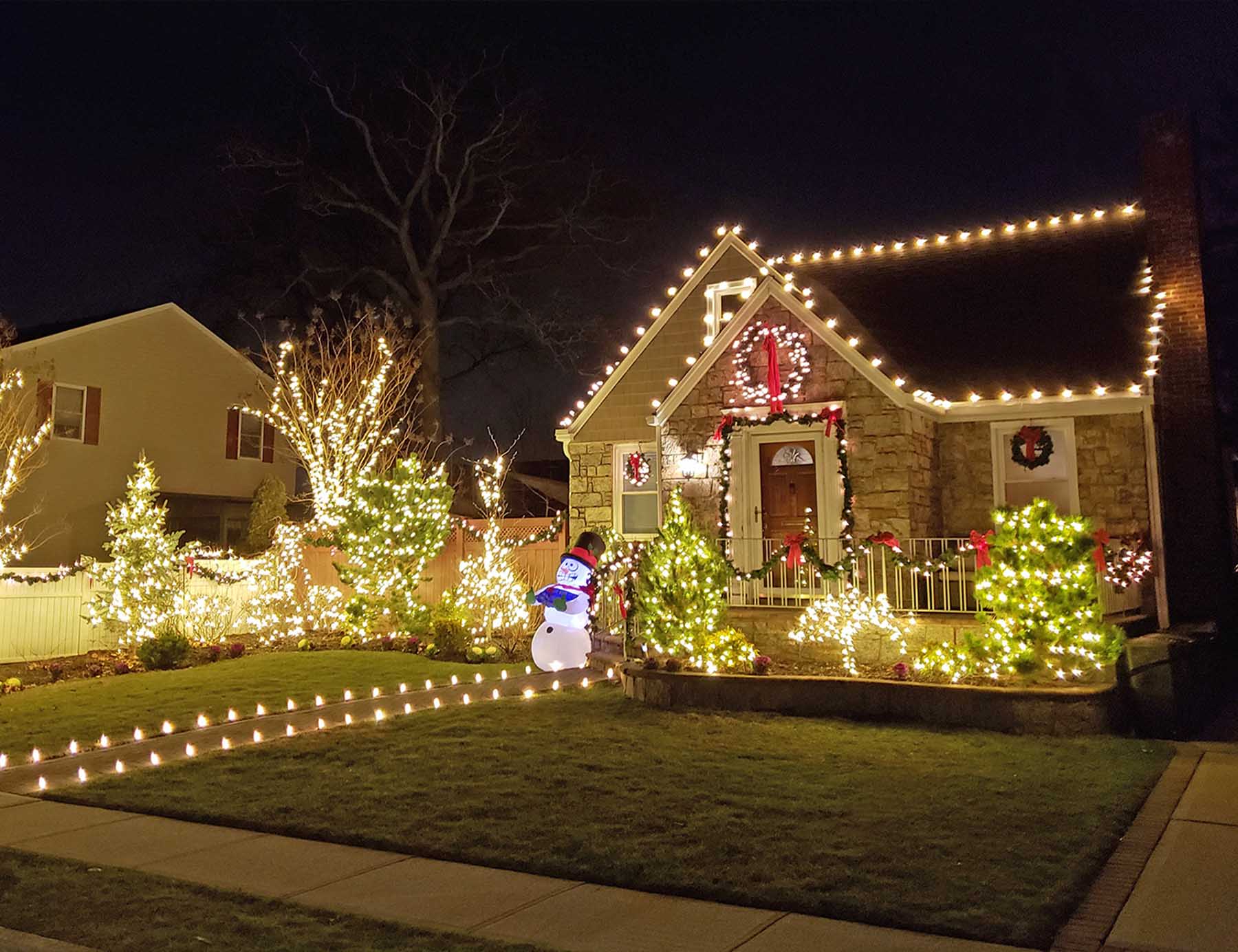 Trang trí tiểu cảnh sân vườn bằng những dây đèn led khiến cho ngôi nhà của bạn trở nên lung linh và đẹp mắt hơn
