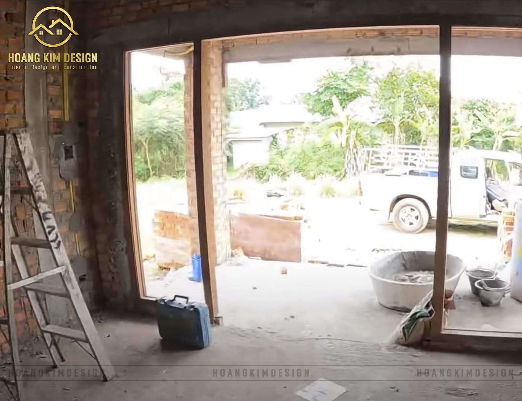 Công tác lắp khung cửa gỗ nhà mái Thái